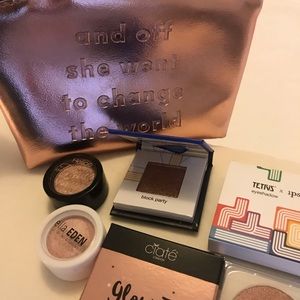 Eyeshadow and highlighters Vegan friendly.